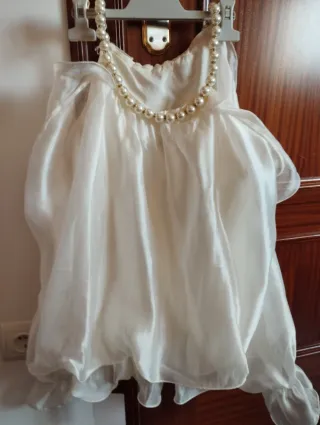 Blusa de raso con perlas