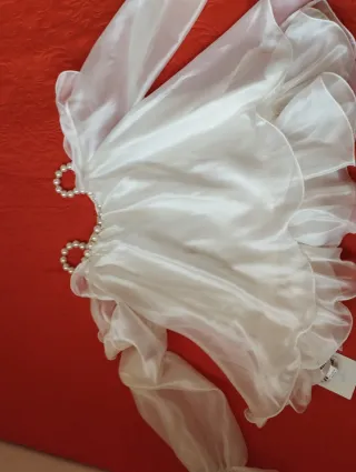 Blusa de raso con perlas