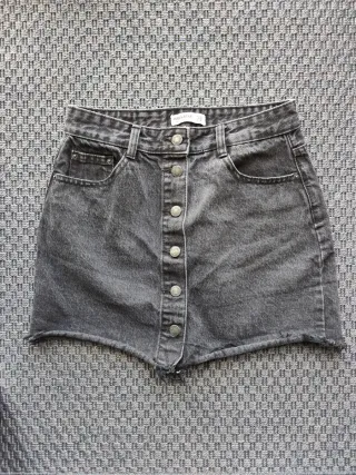Dos faldas, una  vaquera y otra  gris Pull&Bear