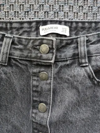 Dos faldas, una  vaquera y otra  gris Pull&Bear