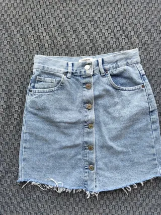 Dos faldas, una  vaquera y otra  gris Pull&Bear