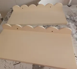 Baldas de madera estantería beige