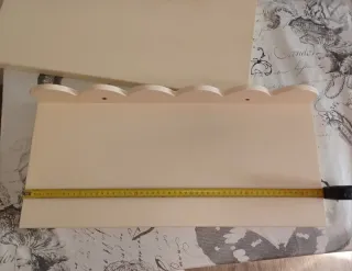 Baldas de madera estantería beige