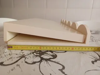 Baldas de madera estantería beige