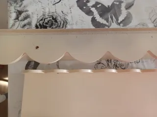 Baldas de madera estantería beige