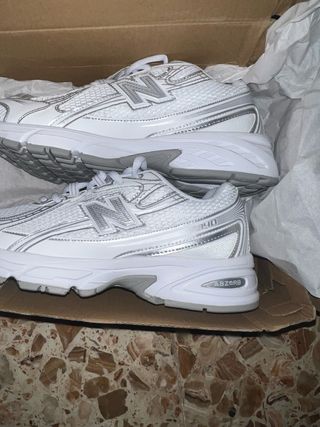 zapatillas de New Balance plateadas