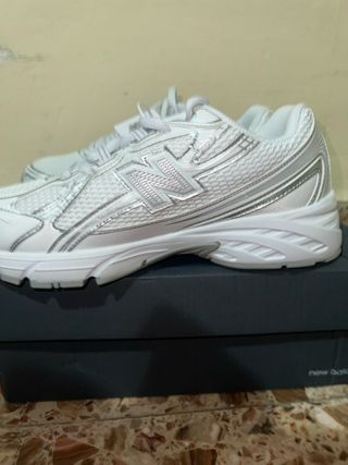 zapatillas de New Balance plateadas