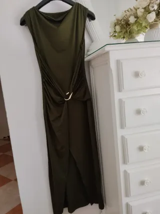 Vestido largo verde con detalle anudado