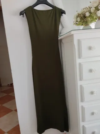 Vestido largo verde con detalle anudado