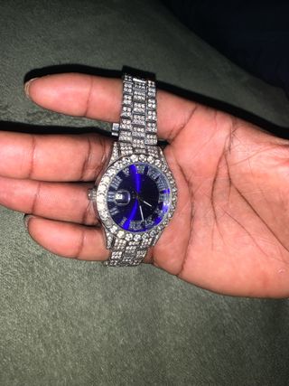 Reloj de lujo con diamantes azules y plateados