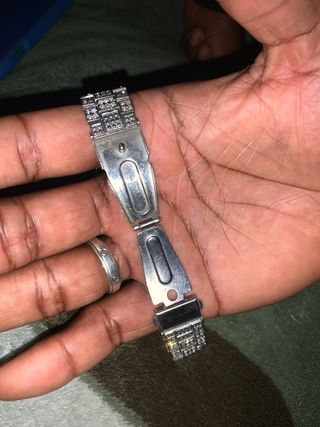 Reloj de lujo con diamantes azules y plateados