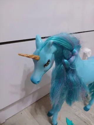 Unicornio azul con melena trenzada