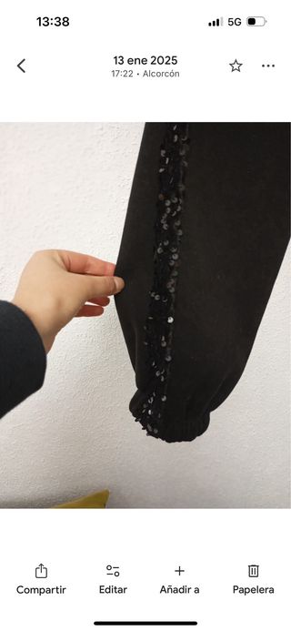 Conjunto chándal negro con lentejuelas.