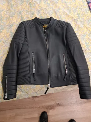 Giubbotto moto e abbigliamento nero