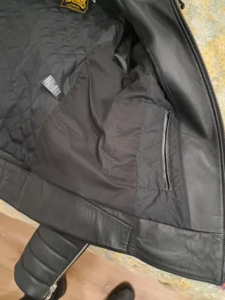 Giubbotto moto e abbigliamento nero