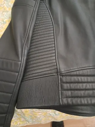 Giubbotto moto e abbigliamento nero