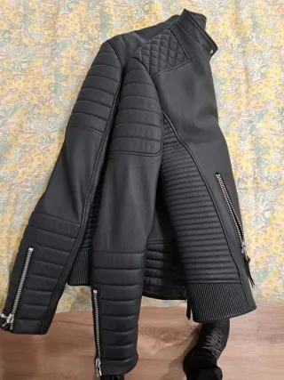 Giubbotto moto e abbigliamento nero