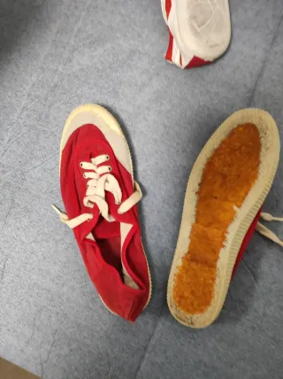 Zapatillas rojas y blancas, NEWFEEL y XDYE