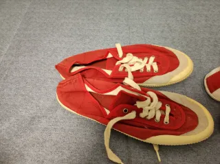 Zapatillas rojas y blancas, NEWFEEL y XDYE