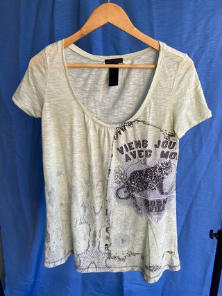 Camiseta gráfica verde y gris