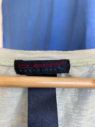 Camiseta gráfica verde y gris