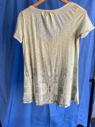 Camiseta gráfica verde y gris