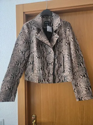 Conjunto Chaqueta y Pantalón Animal Print polipiel