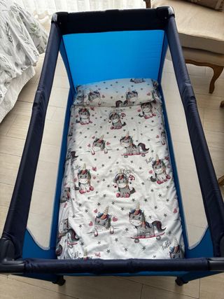 Cuna de viaje azul con trona y accesorios