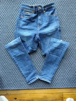 Dos Vaqueros skinny azules y negros