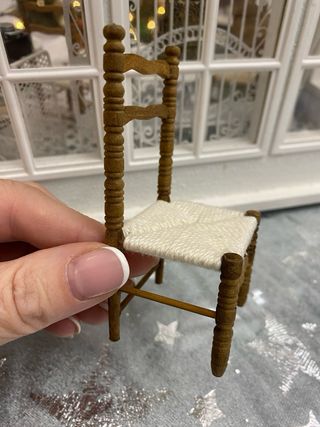 Sedia in miniatura per casa delle bambole