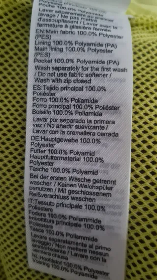 Chubasquero cortavientos gris y negro.