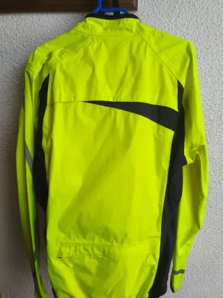 Chubasquero reflectante amarillo y negro