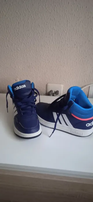 Botines Adidas Azules y Blancos
