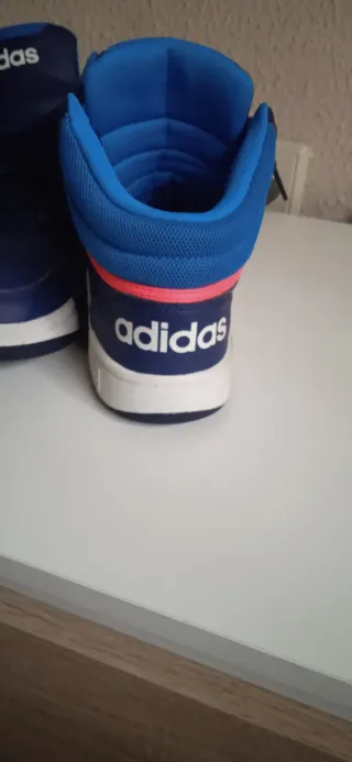 Botines Adidas Azules y Blancos