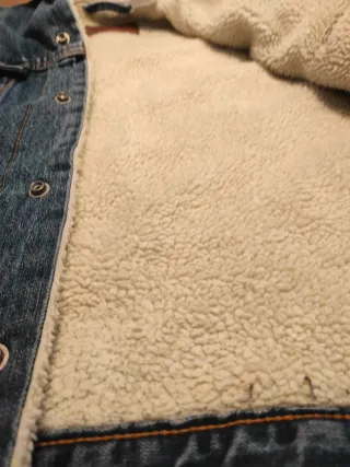 Chaqueta Levi's azul con forro sherpa.