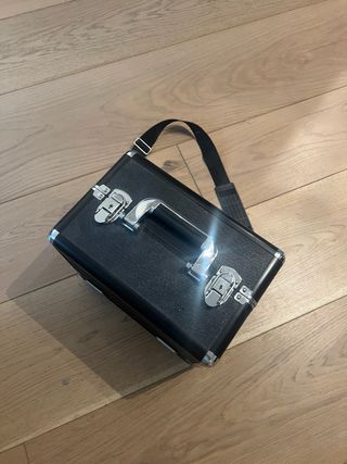 Maletín de maquillaje negro con asa