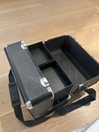 Maletín de maquillaje negro con asa