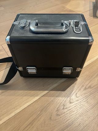 Maletín de maquillaje negro con asa