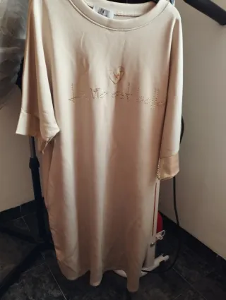 Vestido beige con detalles dorados