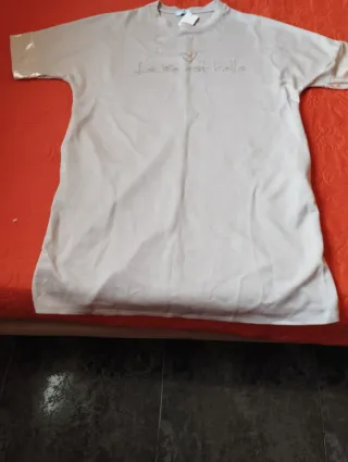 Vestido beige con detalles dorados