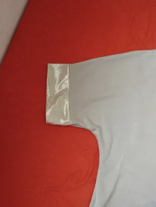 Vestido beige con detalles dorados