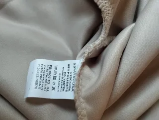 Vestido beige con detalles dorados