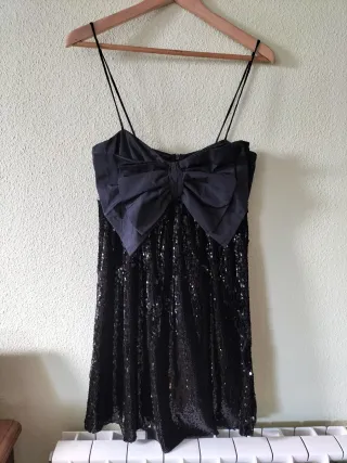 Vestido negro con lazo y lentejuelas