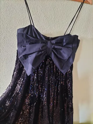 Vestido negro con lazo y lentejuelas