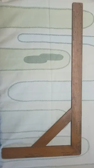 Antica squadra da sarto in legno
