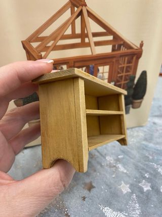 Mobile per casa delle bambole con 2 ripiani