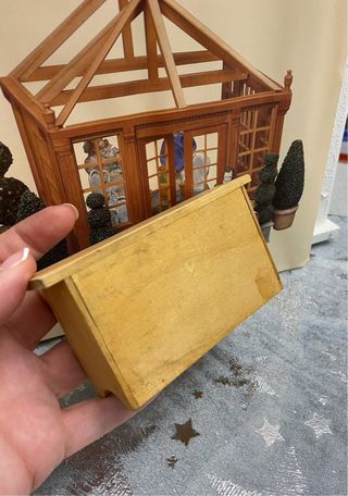 Mobile per casa delle bambole con 2 ripiani