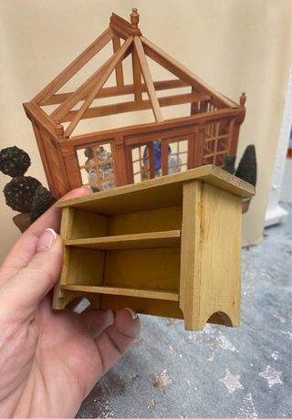 Mobile per casa delle bambole con 2 ripiani