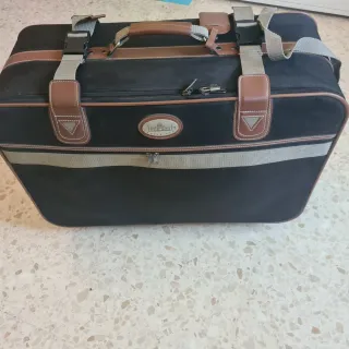 Maleta de viaje negra y marrón