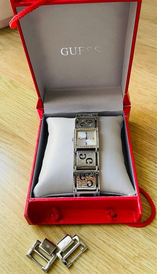 Reloj Guess plateado con piedras